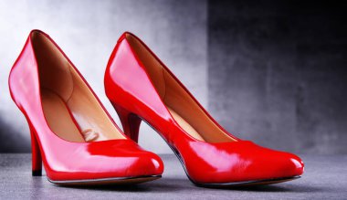 Bir çift yüksek topuklu kırmızı ayakkabıyla kompozisyon.