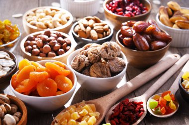 Kurutulmuş meyve ve fındıklı kompozisyon. Lezzetler.