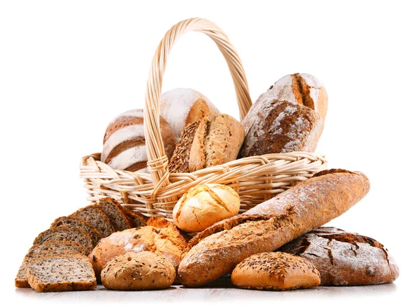 Composição Com Produtos Padaria Variados Cesta Vime Isolada Branco — Fotografia de Stock