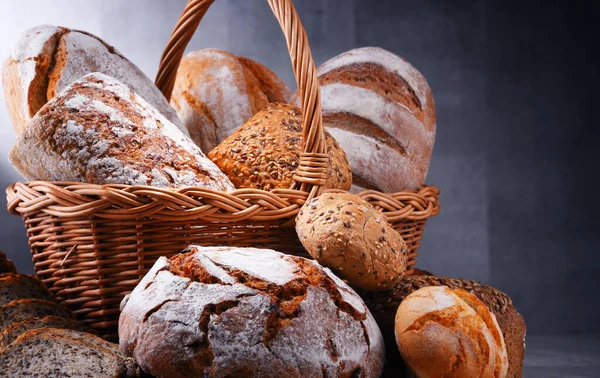 Samenstelling Met Diverse Bakkerijproducten Rieten Mandje — Stockfoto