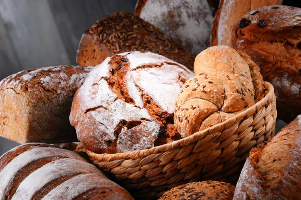 Samenstelling Met Diverse Bakkerijproducten Rieten Mandje — Stockfoto