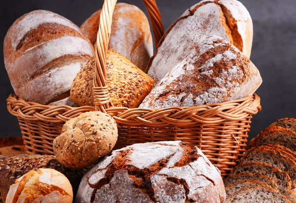 Samenstelling Met Diverse Bakkerijproducten Rieten Mandje — Stockfoto