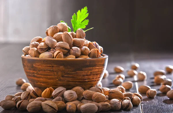 Composizione Con Ciotola Pistacchio Tavolo Legno Prelibatezze — Foto Stock