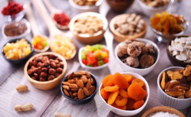 Kurutulmuş meyve ve fındıklı kompozisyon. Lezzetler.