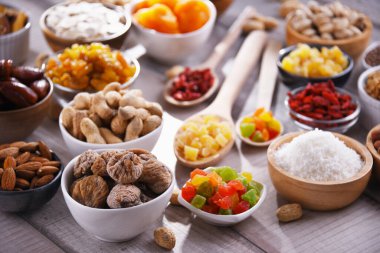 Kurutulmuş meyve ve fındıklı kompozisyon. Lezzetler.