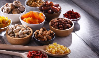 Kurutulmuş meyve ve fındıklı kompozisyon. Lezzetler.