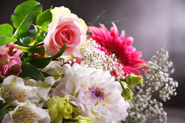 Komposition Mit Bouquet Von Frisch Geschnittenen Blumen — Stockfoto