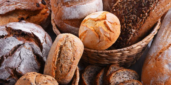 Composição Com Produtos Padaria Variados Cesta Vime — Fotografia de Stock