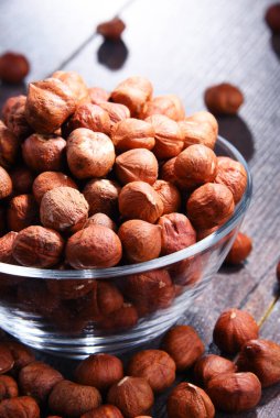 Tahta masada fındıklı kase. Lezzetler