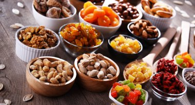 Kurutulmuş meyve ve fındıklı kompozisyon. Lezzetler.