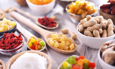 Kurutulmuş meyve ve fındıklı kompozisyon. Lezzetler.