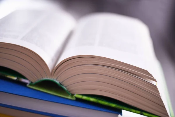 Komposition Mit Offenem Buch Auf Dem Tisch — Stockfoto