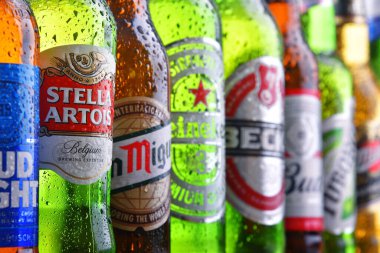 POZNAN, POL - 19 Temmuz 2018: Heineken, Bud, Miller, Tuborg, Becks, Stella Artois, Peroni ve San Miguel gibi ünlü küresel bira markaları