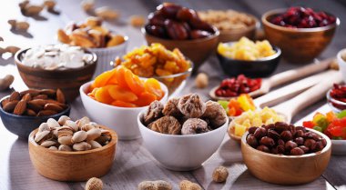 Kurutulmuş meyve ve fındıklı kompozisyon. Lezzetler.