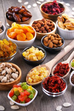 Kurutulmuş meyve ve fındıklı kompozisyon. Lezzetler.