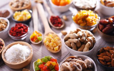 Kurutulmuş meyve ve fındıklı kompozisyon. Lezzetler.