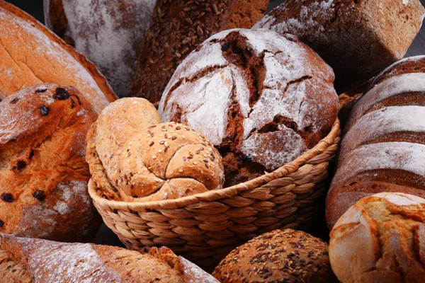 Samenstelling Met Diverse Bakkerijproducten Rieten Mandje — Stockfoto