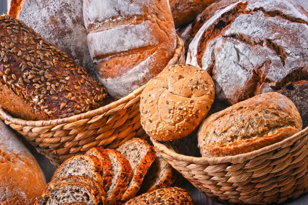 Samenstelling Met Diverse Bakkerijproducten Rieten Mandje — Stockfoto