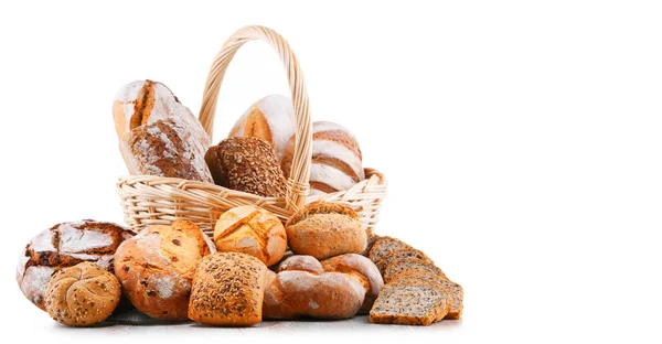 Samenstelling Met Diverse Bakkerijproducten Rieten Mandje Geïsoleerd Wit — Stockfoto