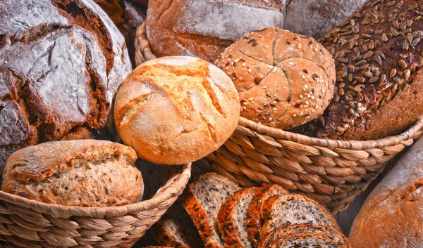 Samenstelling Met Diverse Bakkerijproducten Rieten Mandje — Stockfoto