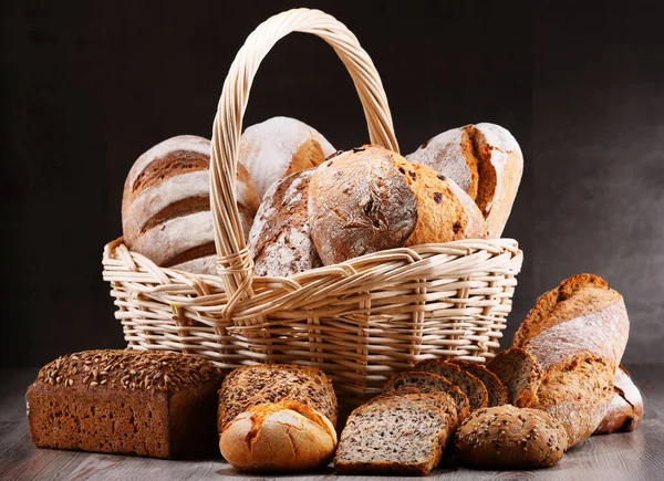 Samenstelling Met Diverse Bakkerijproducten Rieten Mandje — Stockfoto