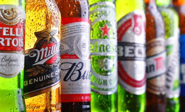 POZNAN, POL - 19 Temmuz 2018: Heineken, Bud, Miller, Tuborg, Becks, Stella Artois, Peroni ve San Miguel gibi ünlü küresel bira markaları