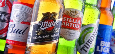 POZNAN, POL - 19 Temmuz 2018: Heineken, Bud, Miller, Tuborg, Becks, Stella Artois, Peroni ve San Miguel gibi ünlü küresel bira markaları