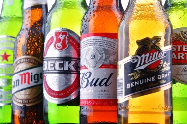 POZNAN, POL - 19 Temmuz 2018: Heineken, Bud, Miller, Tuborg, Becks, Stella Artois, Peroni ve San Miguel gibi ünlü küresel bira markaları