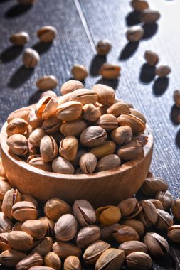 Ahşap masada şam fıstıklı kompozisyon. Lezzetler