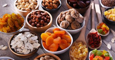 Kurutulmuş meyve ve fındıklı kompozisyon. Lezzetler.