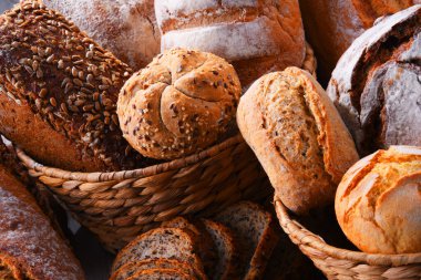 Hasır sepette çeşitli fırın ürünleriyle kompozisyon