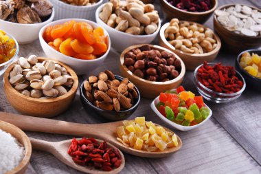 Kurutulmuş meyve ve fındıklı kompozisyon. Lezzetler.