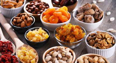 Kurutulmuş meyve ve fındıklı kompozisyon. Lezzetler.