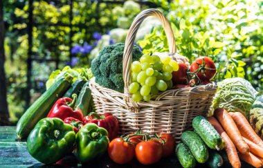 Bahçede taze organik sebzeler ve meyveler var. Dengeli diyet