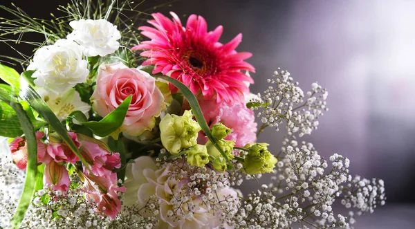 Samenstelling Met Boeket Van Vers Gesneden Bloemen — Stockfoto