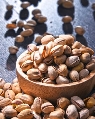 Ahşap masada şam fıstıklı kompozisyon. Lezzetler