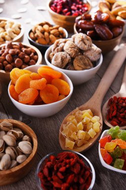 Kurutulmuş meyve ve fındıklı kompozisyon. Lezzetler.