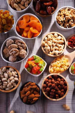 Kurutulmuş meyve ve fındıklı kompozisyon. Lezzetler.