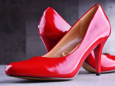 Bir çift yüksek topuklu kırmızı ayakkabıyla kompozisyon.