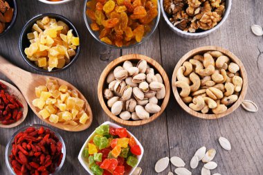 Kurutulmuş meyve ve fındıklı kompozisyon. Lezzetler.