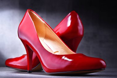Bir çift yüksek topuklu kırmızı ayakkabıyla kompozisyon.