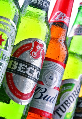 POZNAN, POL - 19 Temmuz 2018: Heineken, Bud, Miller, Tuborg, Becks, Stella Artois, Peroni ve San Miguel gibi ünlü küresel bira markaları