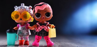 POZNAN, POL - 13 AÇIK 2020: 2 LOL Sürpriz! Oyuncak bebekler, MGA Entertainment Inc. Çocuk oyuncakları ve eğlence ürünleri üreticisi. 1979 'da Kaliforniya, ABD' de kuruldu.