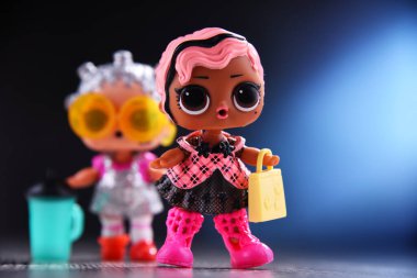 POZNAN, POL - 13 AÇIK 2020: 2 LOL Sürpriz! Oyuncak bebekler, MGA Entertainment Inc. Çocuk oyuncakları ve eğlence ürünleri üreticisi. 1979 'da Kaliforniya, ABD' de kuruldu.