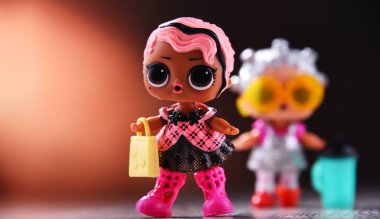POZNAN, POL - 13 AÇIK 2020: 2 LOL Sürpriz! Oyuncak bebekler, MGA Entertainment Inc. Çocuk oyuncakları ve eğlence ürünleri üreticisi. 1979 'da Kaliforniya, ABD' de kuruldu.