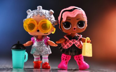 POZNAN, POL - 13 AÇIK 2020: 2 LOL Sürpriz! Oyuncak bebekler, MGA Entertainment Inc. Çocuk oyuncakları ve eğlence ürünleri üreticisi. 1979 'da Kaliforniya, ABD' de kuruldu.