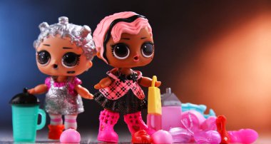 POZNAN, POL - 13 AÇIK 2020: 2 LOL Sürpriz! Oyuncak bebekler, MGA Entertainment Inc. Çocuk oyuncakları ve eğlence ürünleri üreticisi. 1979 'da Kaliforniya, ABD' de kuruldu.