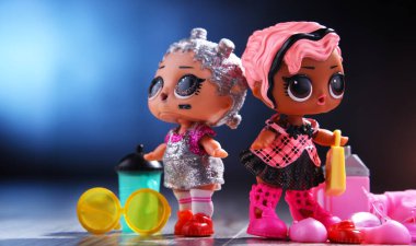 POZNAN, POL - 13 AÇIK 2020: 2 LOL Sürpriz! Oyuncak bebekler, MGA Entertainment Inc. Çocuk oyuncakları ve eğlence ürünleri üreticisi. 1979 'da Kaliforniya, ABD' de kuruldu.