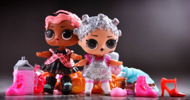 POZNAN, POL - 13 AÇIK 2020: 2 LOL Sürpriz! Oyuncak bebekler, MGA Entertainment Inc. Çocuk oyuncakları ve eğlence ürünleri üreticisi. 1979 'da Kaliforniya, ABD' de kuruldu.