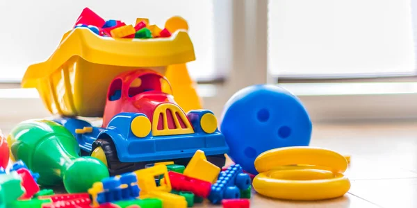 Bunte Plastikspielzeuge Auf Dem Fußboden — Stockfoto